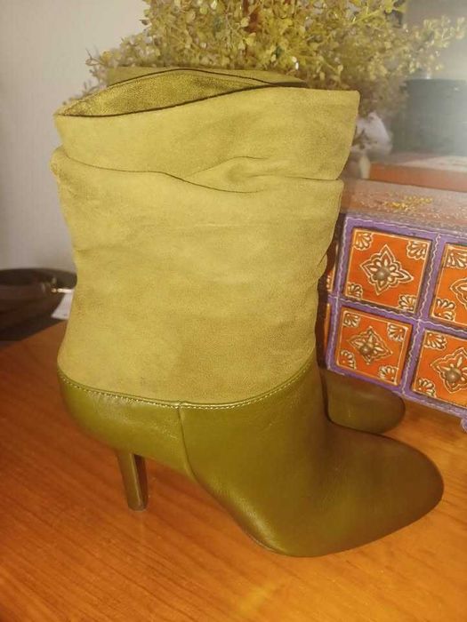 Botas em pele verde seco da Zara