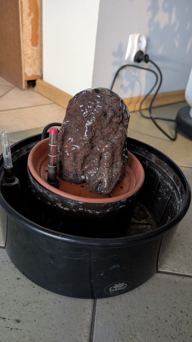 Doniczka z fontanną kamionka lawa