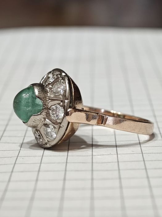 Золота каблучка, з діамантами 0.92ct, і смарагдом 1.5 ct, 583 проба.