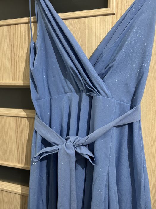 Błyszcząca sukienka balowa na studniówkę/półmetek