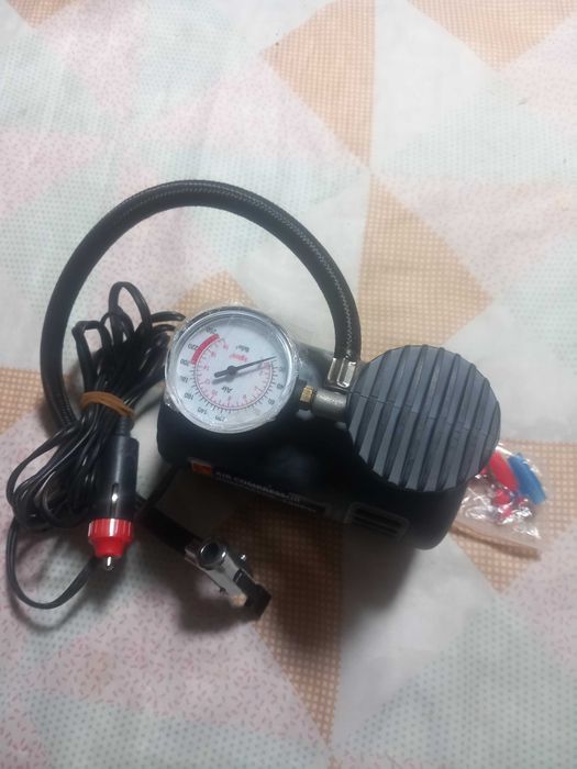 Compressor de ar para enxer pneus de carros, motos, bicicletas, etc liga ao isqueiro do carro