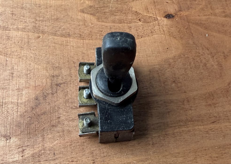 Stary przełącznik kołyskowy