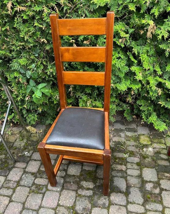 Drewniane krzesła z wysokim oparciem