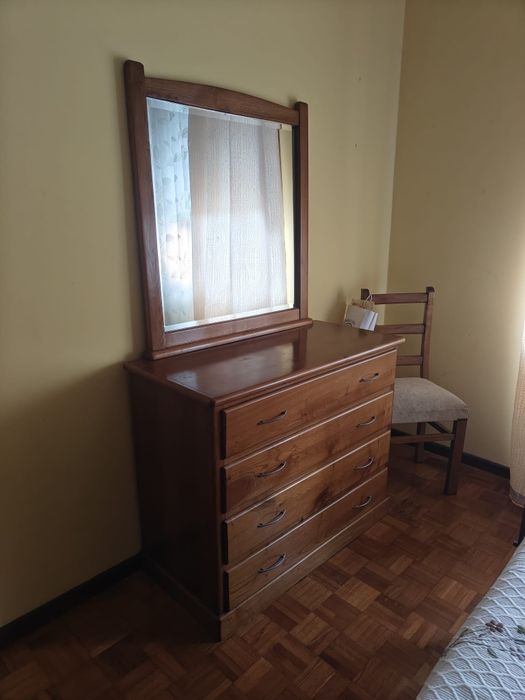 Quarto completo com roupeiro em castanho