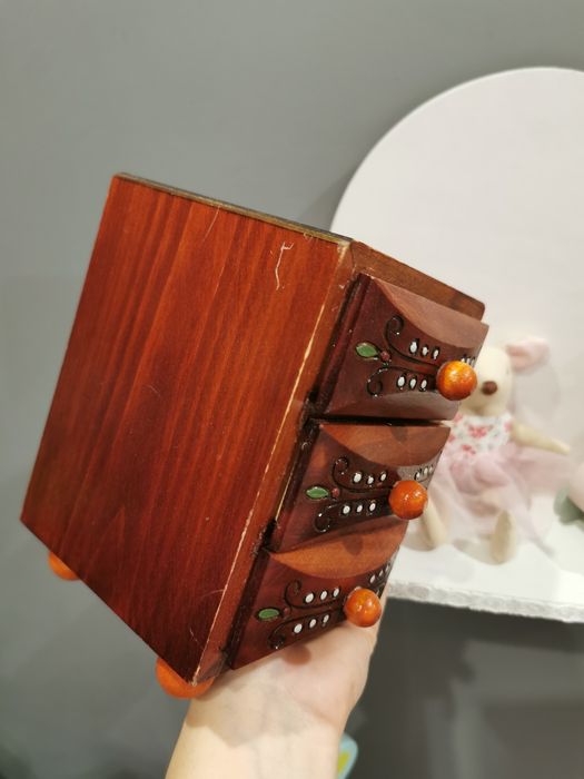 Drewniana mala szkatulka komoda