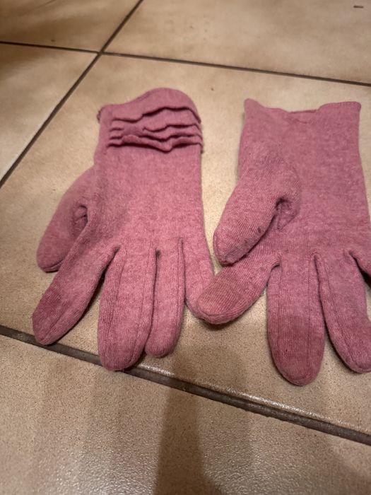 Rękawiczki czerwone skórzane i różowe delikatne materiałowe