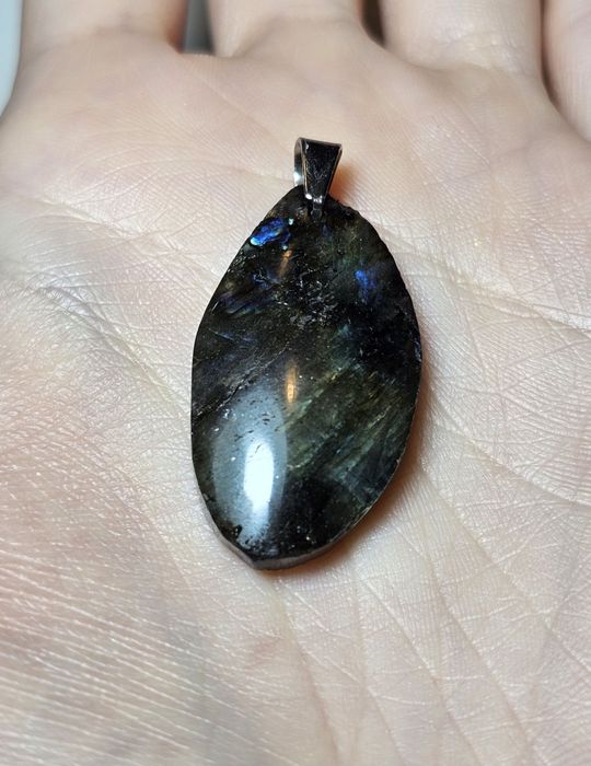 Labradoryt naturalny wisiorek.