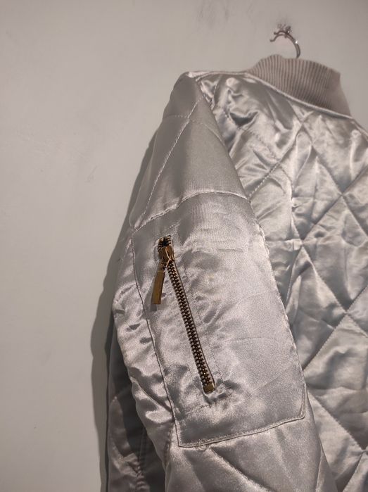 Srebrna kurtka bomberka z suwakami
