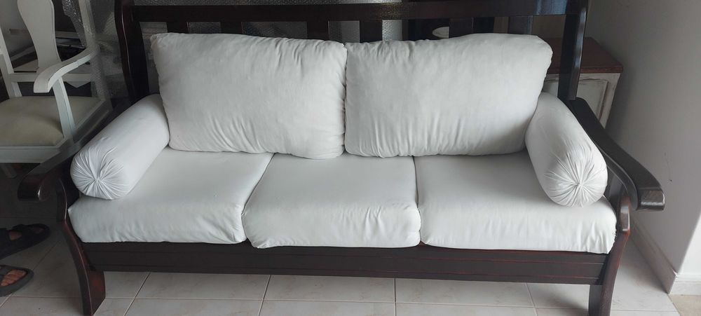 Sofá  com almofadas sem capa