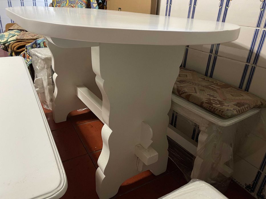 Mesa de madeira macica lacada c/bancos e cadeiras