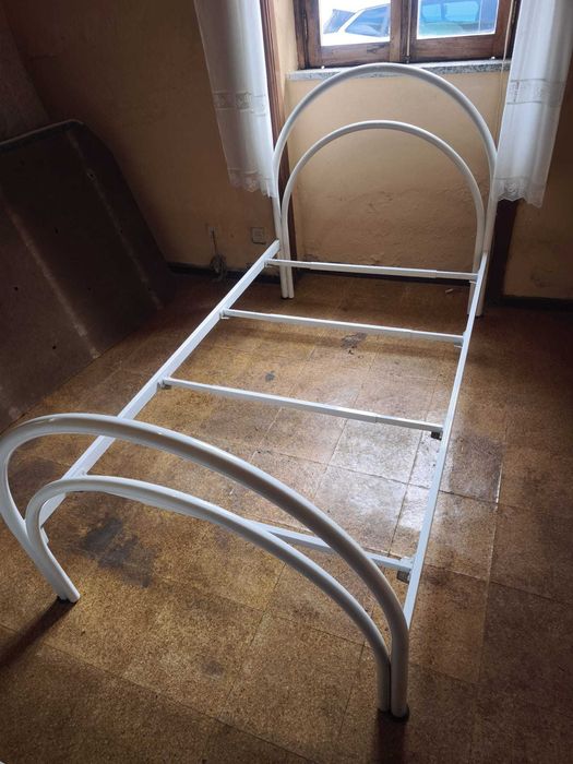 Cama de solteiro em ferro