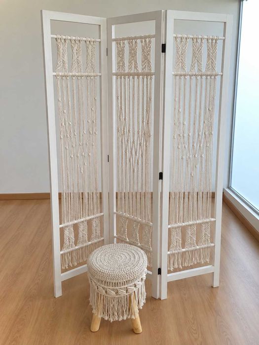 Biombo macramé e banco