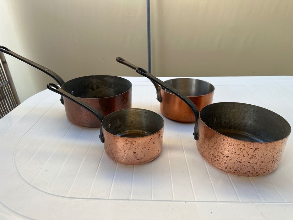 Caçarolas de cobre e formas