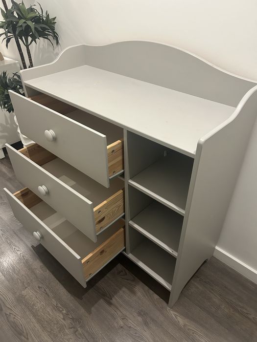 Cómoda IKEA cinza - usada