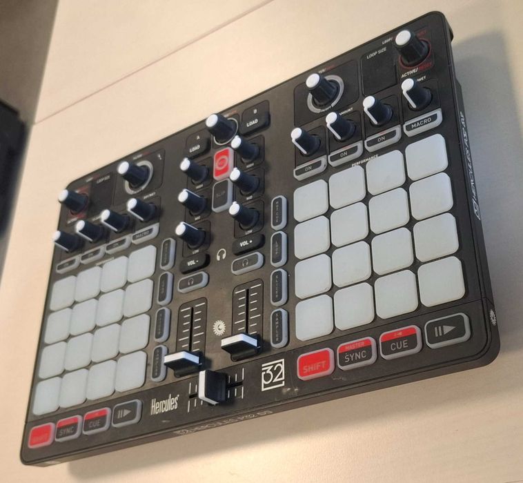 Hercules P32 DJ kontroler