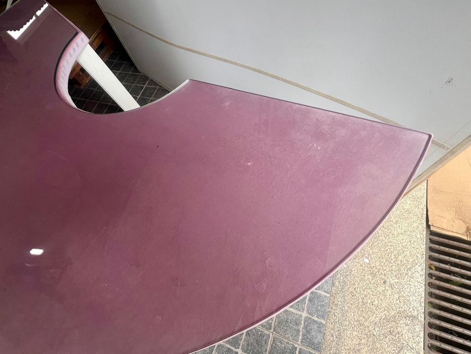 Mesa semicircular cor de rosa com tampo de vidro