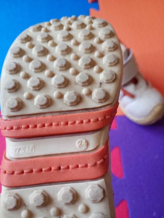 Віддам безкоштовно дитяче взуття