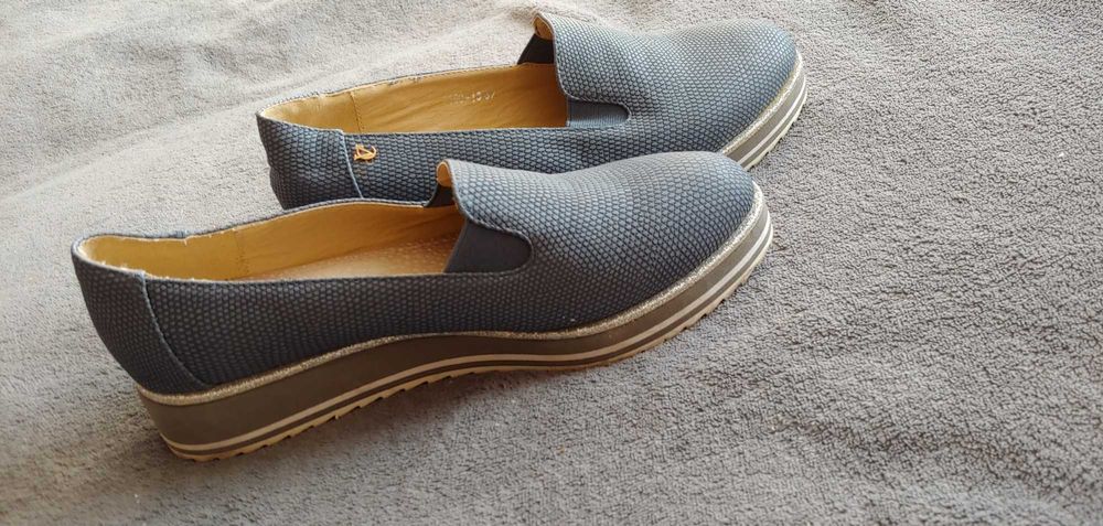 Buty na lekkim koturnie nowe