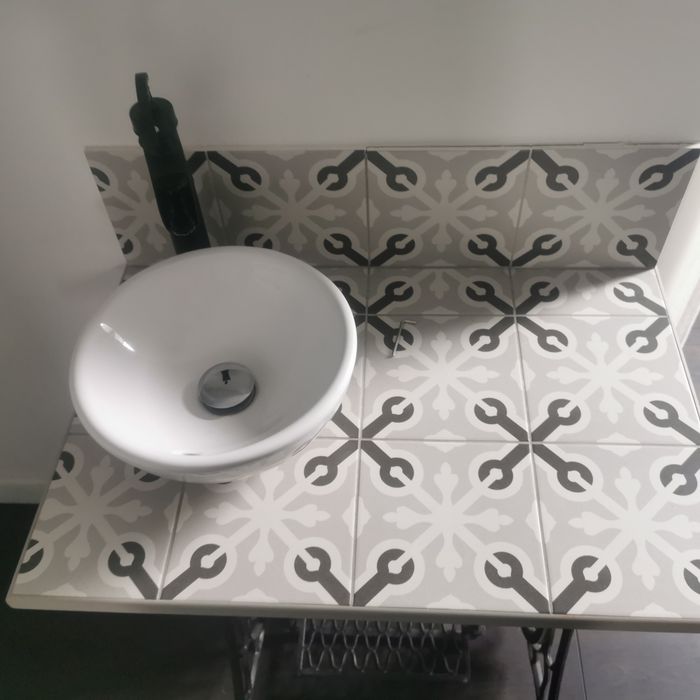 Sprzedam szafkę lazienkową. Retro.