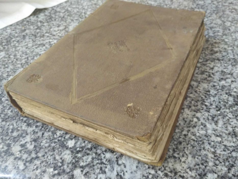 Livros antigos, alguns anteriores ao ano de 1800