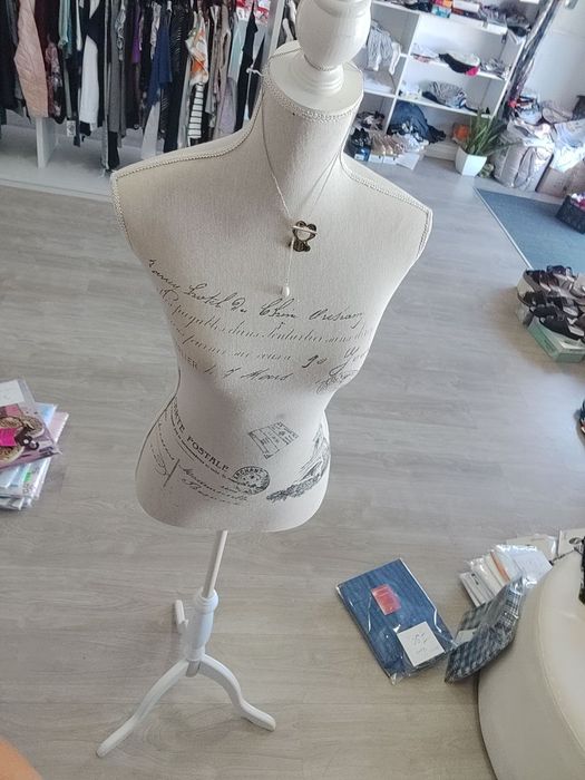Manequins usados, dois de adulto e um de criança