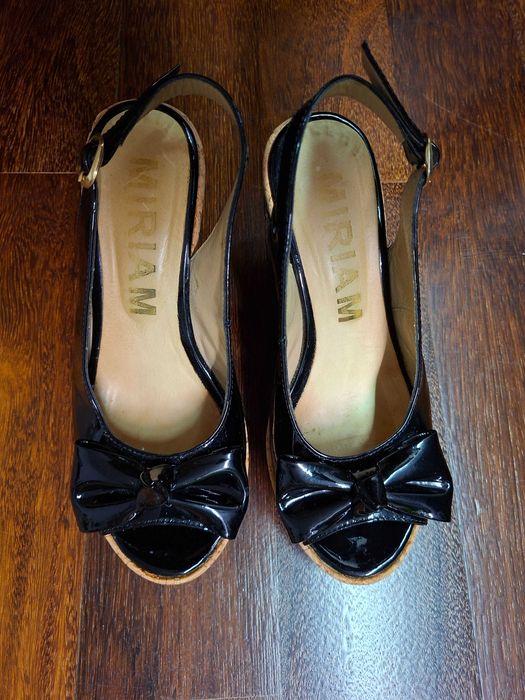 Sandálias pretas de verniz com cunha e cortiça