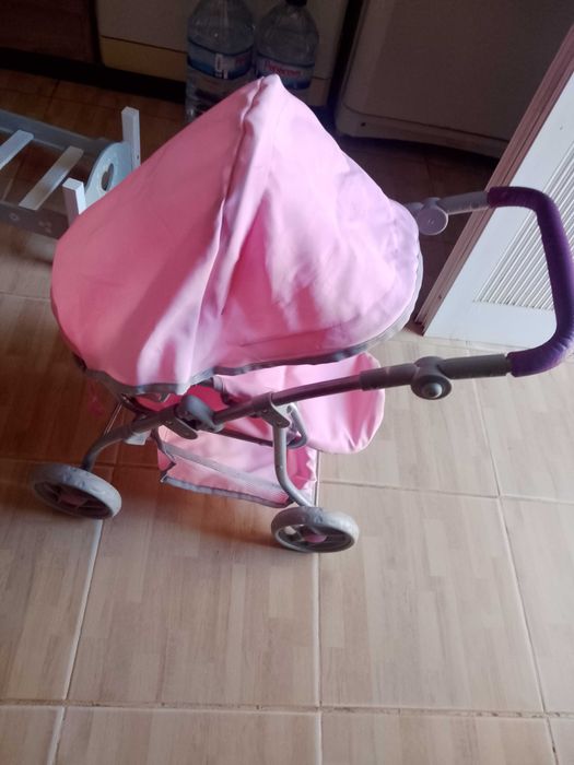 Cama de bonecas em madeira e carrinho de bebê