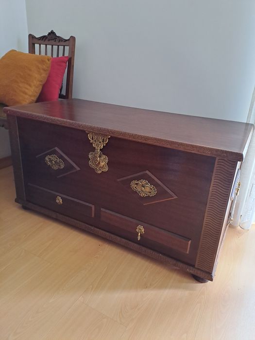 Arca/ baú com detalhes dourados