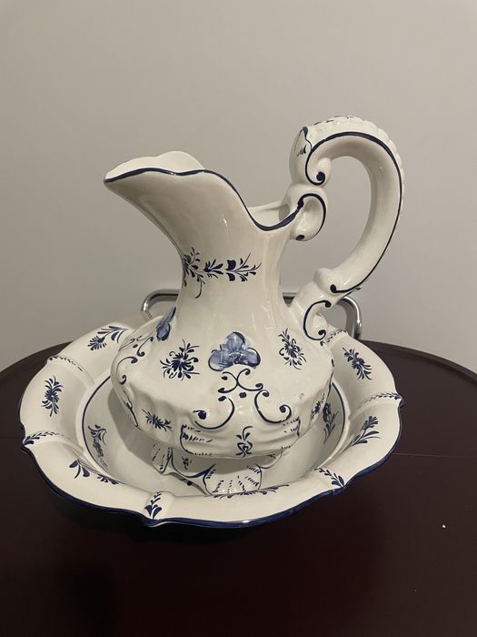 Vendo jarro e bacia de lavar as mãos em louça portuguesa, pintado mão