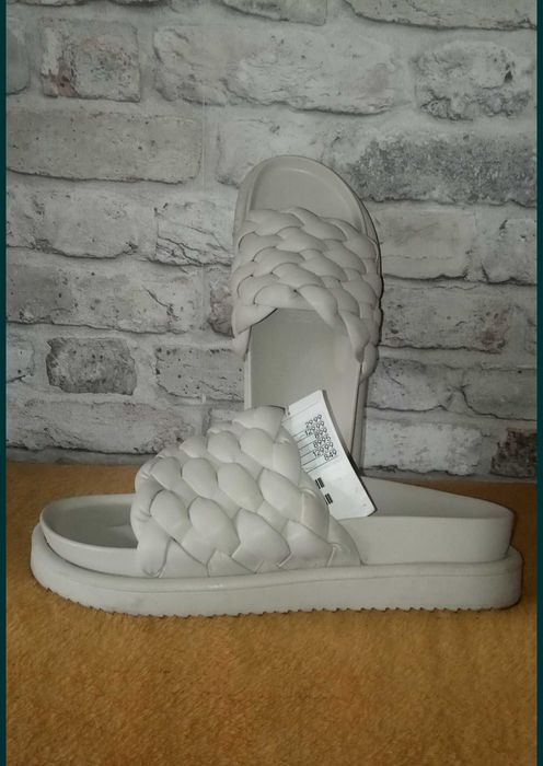 H&M śliczne mega wygodne klapki profilowane na lato roz 38