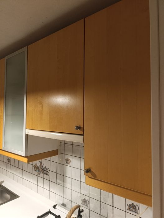 Meble kuchenne IKEA, fronty w kolorze drewna, blat biały