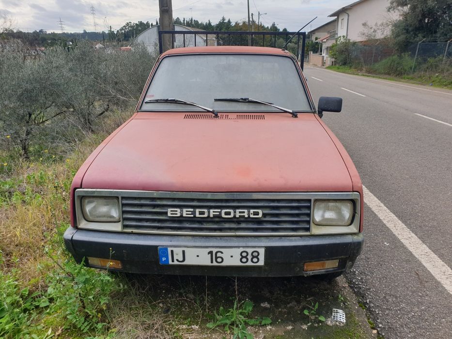 Vendo bedford com motor Isuzu com motor impecável, tem uns podres.