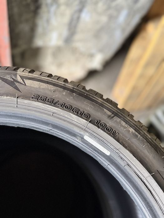 255/40-19 Bridgestone blizzak шини