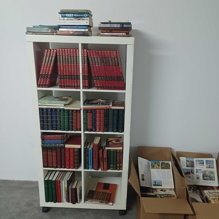 Vendo livros de varias categorias, enciclopédias ,historia, romances, e outros mais