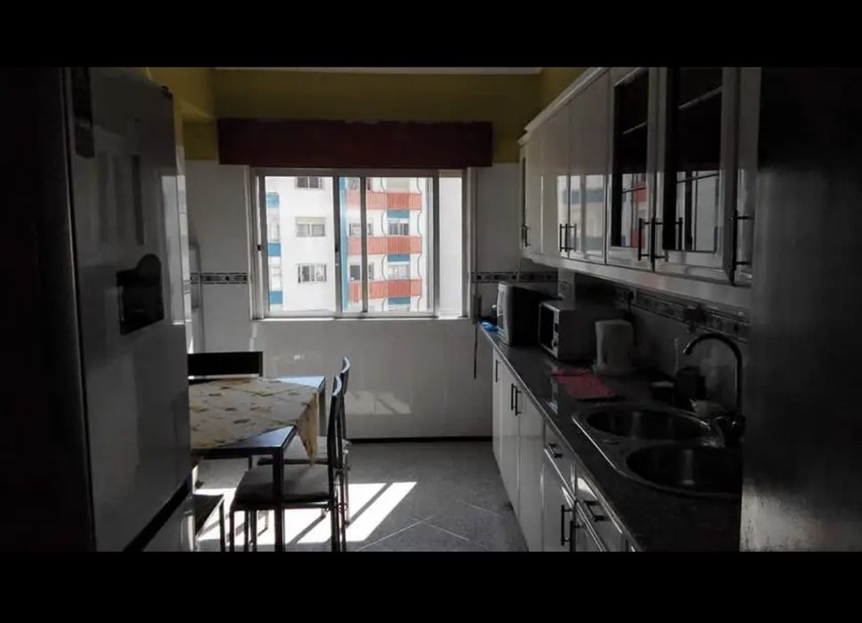 Quarto em Mercês, perto da estação com tudo incluso: serventia de cozinha, água, luz, gás e internet.