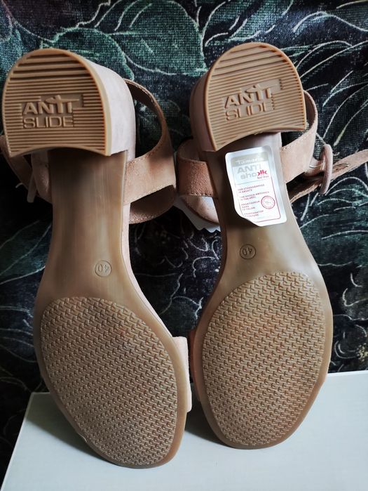 Чудові  замшеві босоніжки НОВІ! Фірми Tamaris.