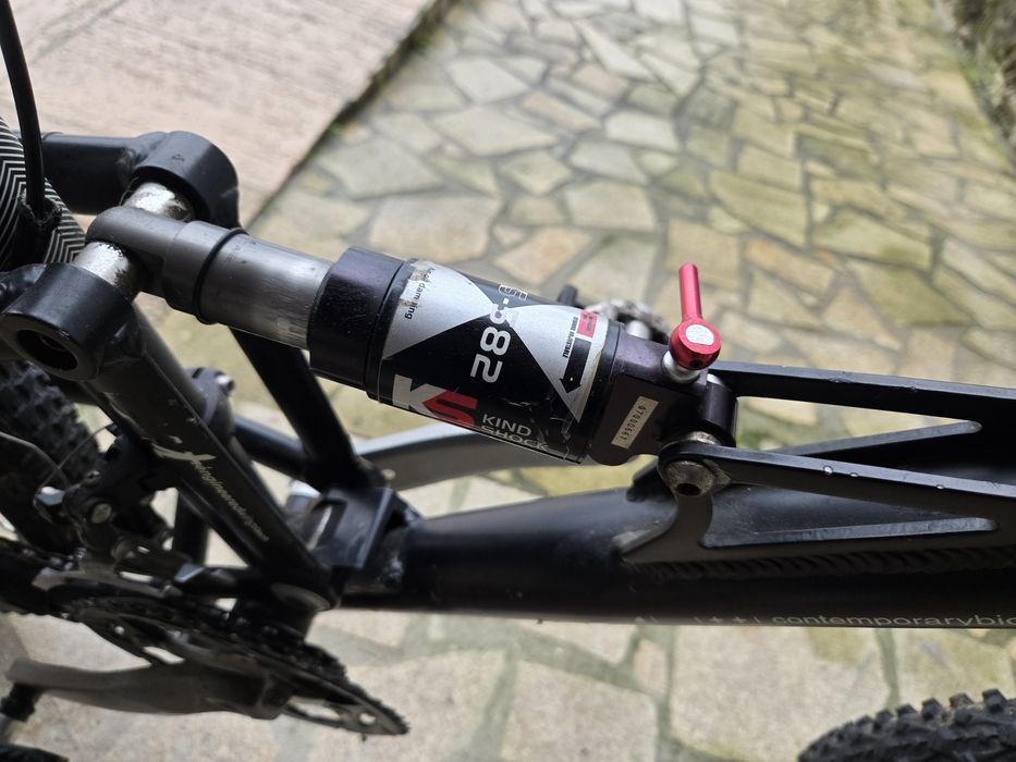 Bicicleta de montanha com suspensões frente e trás muito confortável