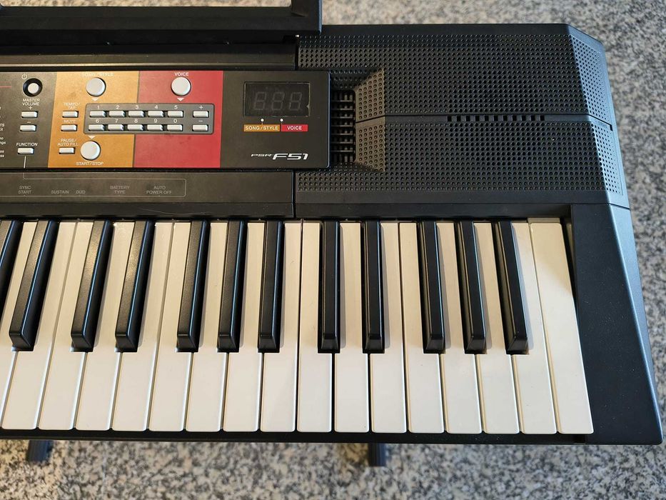 Yamaha PSR‑F51 estado novo + livro instruções + suporte + proteção contra pó