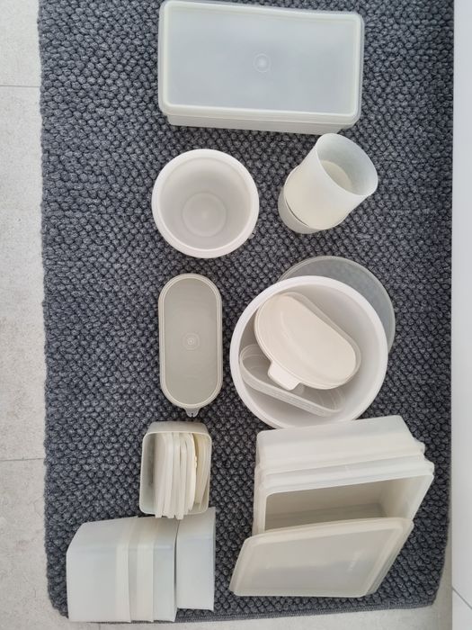 Tupperwares em branco.