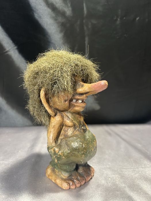 Troll z rękami w zielonych spodenkach norweska figurka