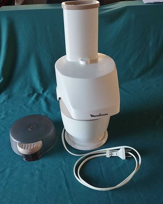 Picadora elétrica Moulinex Moulinette S, com design retro e acabamento em tons neutros