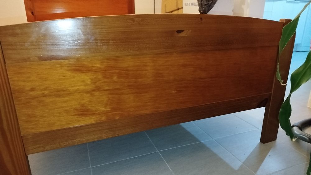 Cama de solteiro + mesa de cabeceira em madeira