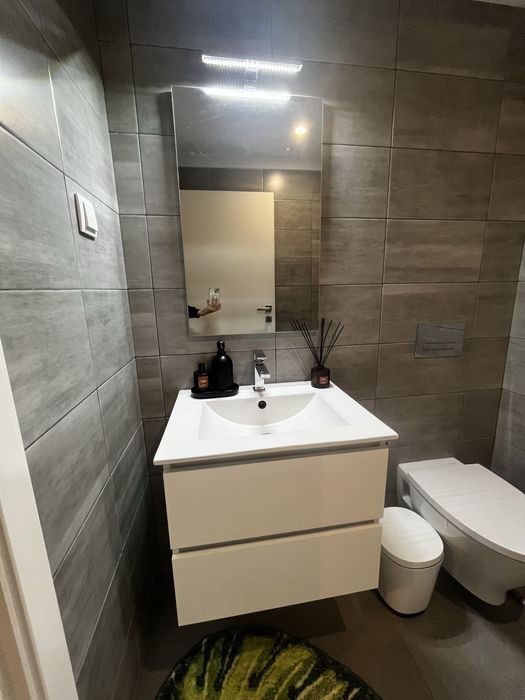 Armário de casa de banho com lavatório, torneira, espelho e luz