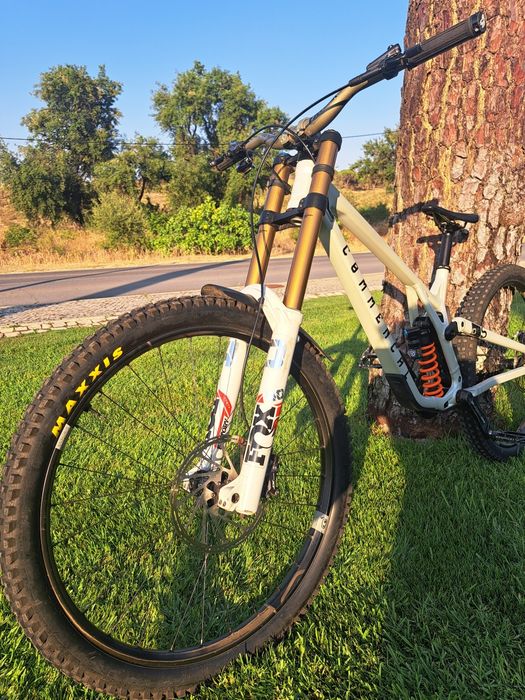 Bicicleta de downhill commencal V5