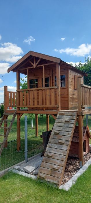 Drewniany domek ogrodowy dla dzieci.
