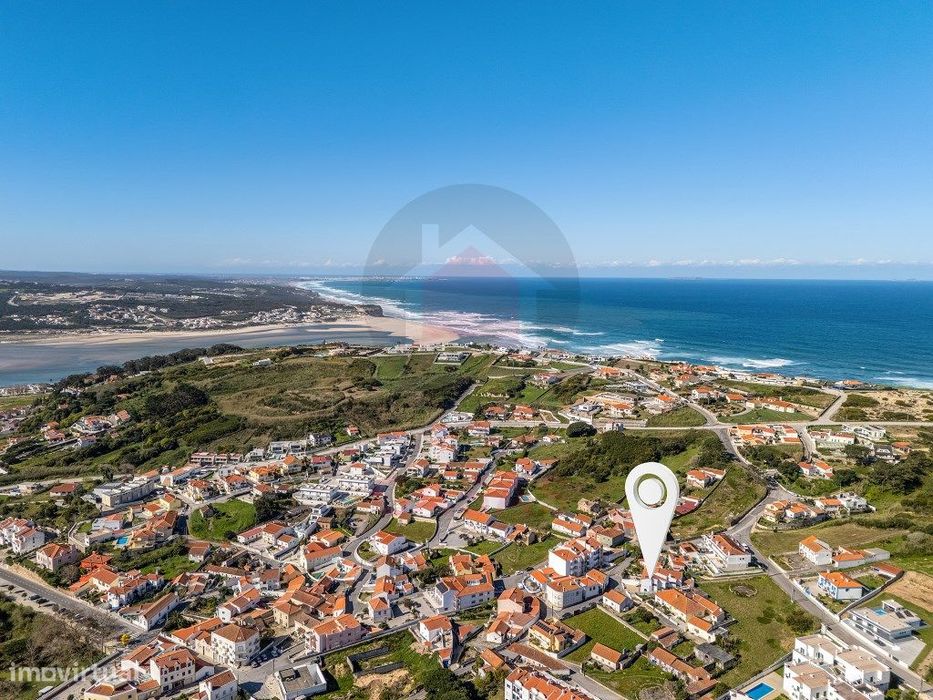 Moradia típica portuguesa no centro da Foz do Arelho