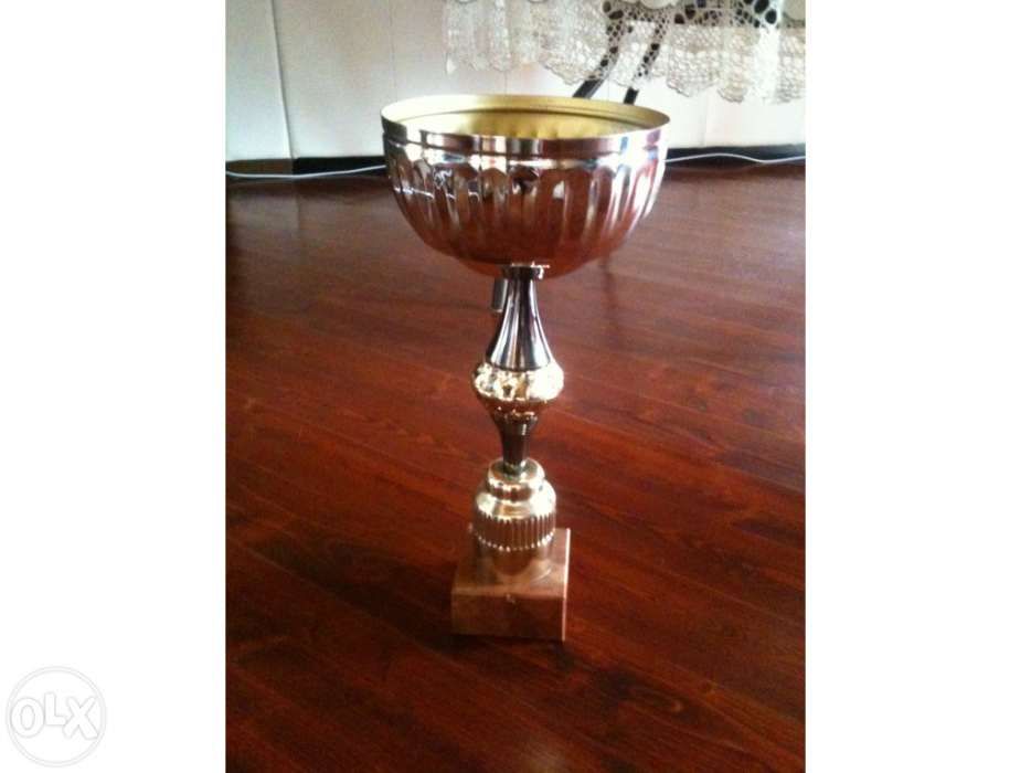 Taça nova com base em mármore