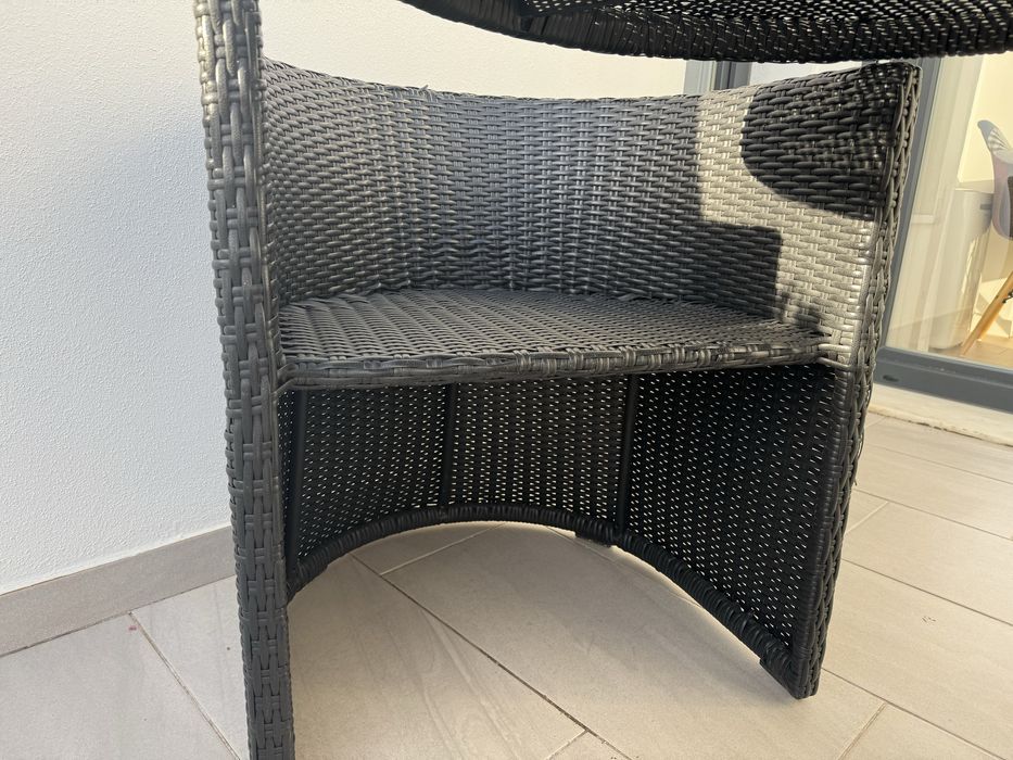 Conjunto mesa com tampo de vidro e duas cadeiras de jardim/exterior