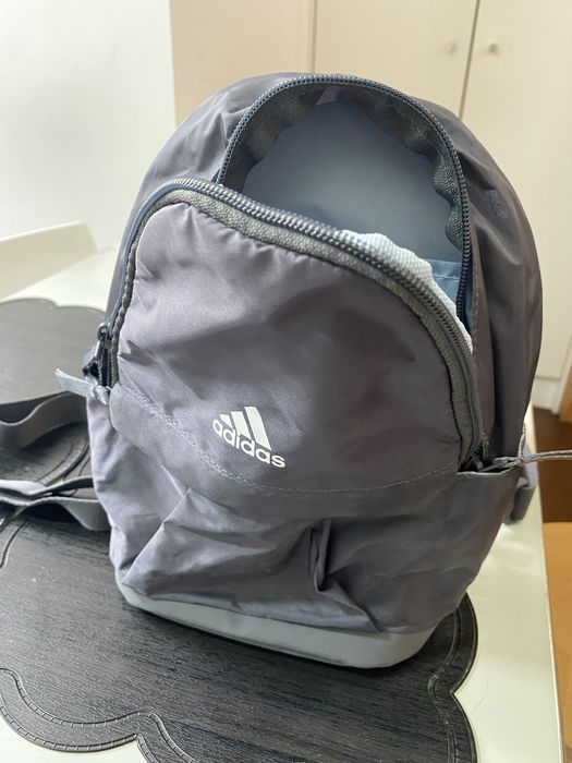 Mochila adidas XS pouco uso (fotos reais incluidas)