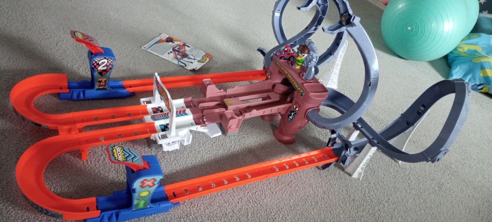 Hot wheels Marvel racer verse Pajęczynowy tor Spidermana